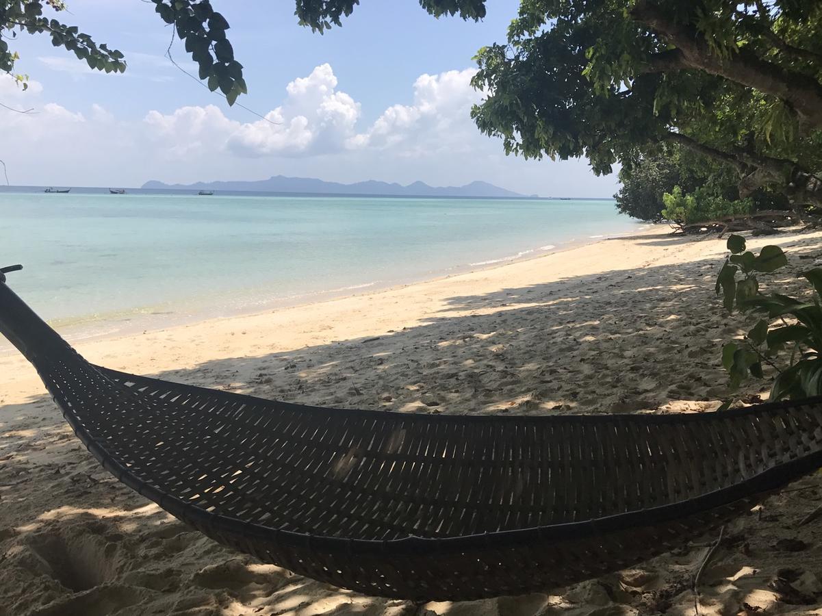 Paradise Beachfront Bungalows Hotel Koh Kradan Exterior photo